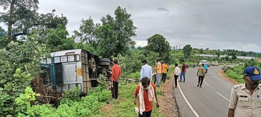 Tải video: कार को बचाने के चक्कर में अनियंत्रित यात्री बस पलटी, टला बड़ा हादसा