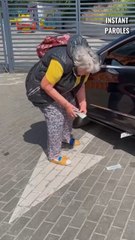 Cette femme rend l’argent à un conducteur puis est récompensée pour son geste