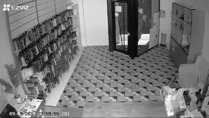 Grosseto, entra nel negozio di telefonia, spacca le vetrine e ruba di tutto