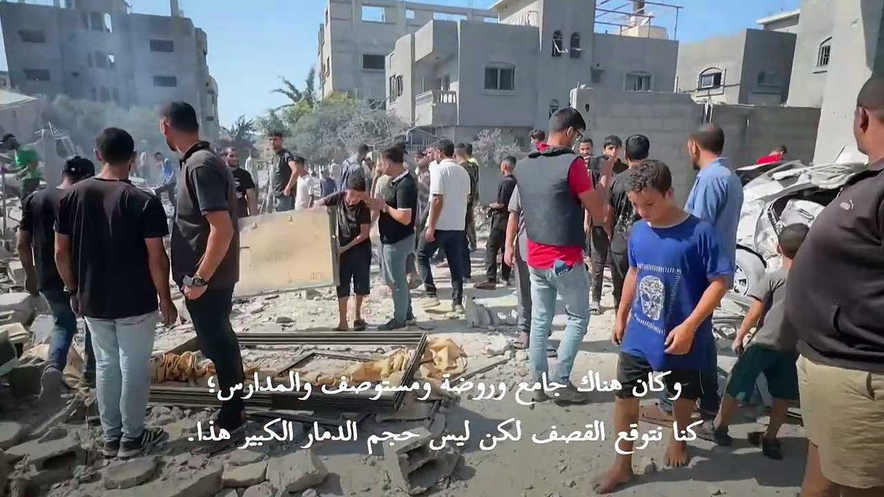 فلسطينيون يعاينون آثار غارات إسرائيلية على مخيم البريج