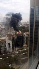 Incendio en un edificio en Retiro: humo negro por toda la zona