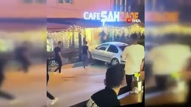Korku dolu anlar! Dükkana otomobille daldı