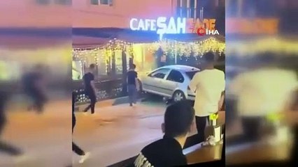 Korku dolu anlar! Dükkana otomobille daldı