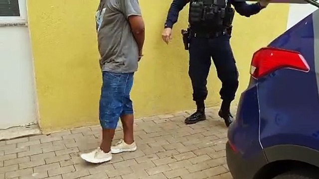 Homem é preso após furtar garrafa de whisky e ameaçar funcionários de supermercado