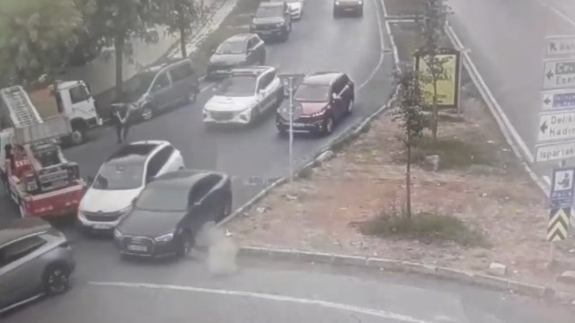 Kocaeli'nde polis aracına çarparak kaçan şüpheliler Başakşehir'de yakaland