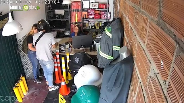 A ladrón no le importó que hubiera un niño y se metió ofreciendo puñal a un local en Boston