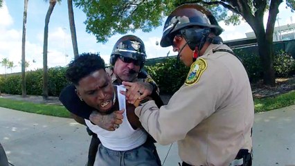 Tyreek Hill calls for detaining police officer to be sacked