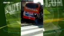 Accidente de tránsito en Robledo deja bus estrellado contra un poste