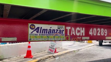 Vehículo pesado de una empresa de transporte destruye letreros, aceras y propiedad privada en SFM