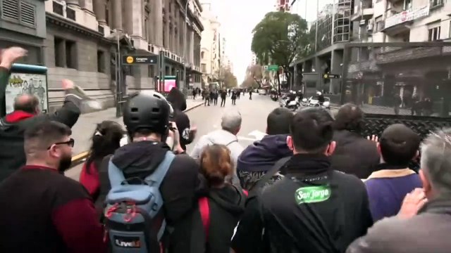 Congreso argentino convalida veto de Milei a aumento de jubilaciones pese a protestas