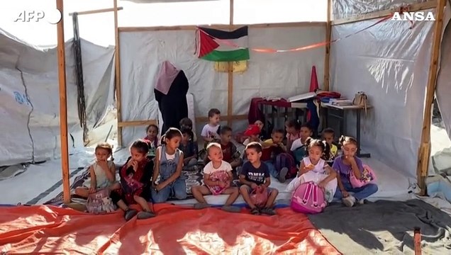 Gaza, a scuola sotto i teloni fra le macerie del campo profughi