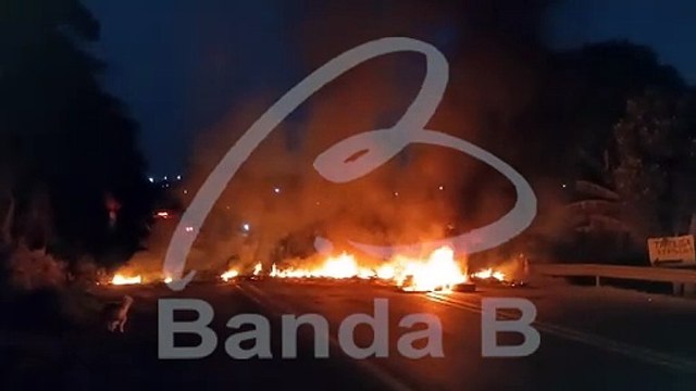 Moradores incendeiam pneus e fecham Contorno Norte em protesto contra ordem de desocupação para obras; vídeo