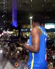 ISHOWSPEED Terlihat Dikerumuni Oleh Para Fans Selama Live Streamingnya Di Filipina