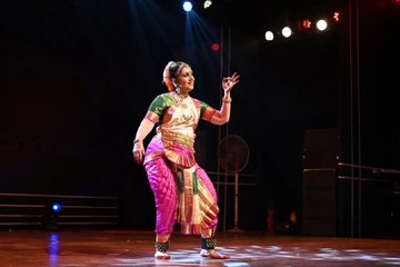 Chakradhar Samaroh 2024: प्रसिद्ध अभिनेत्री सुश्री मीनाक्षी शेषाद्रि ने घुंघरू को समर्पित प्रस्तुति दी, देखें वीडियो...