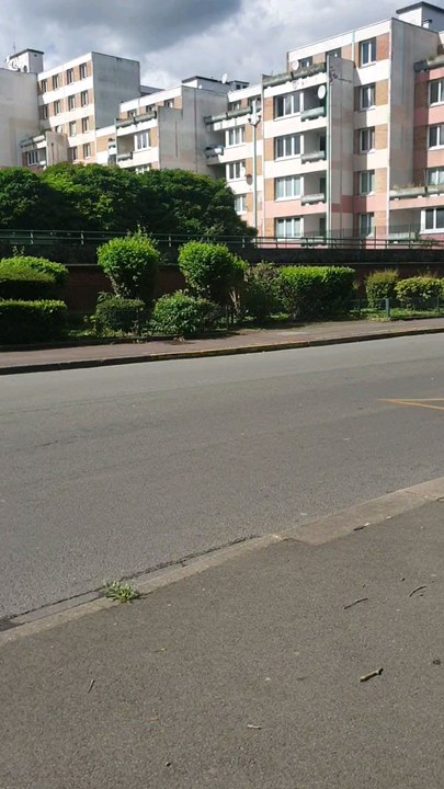petite vidéo de la rue de tourcoing       a roubaix au niveau de l'arrêt de bus guinguette