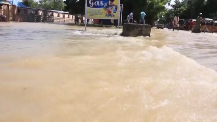 나이지리아 북동부 댐 붕괴로 홍수...30명 사망·40만 명 대피 / YTN