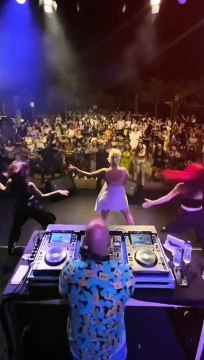 Yonca Evcimik cesur sahne kıyafetiyle alay konusu olunca, espriyi patlattı