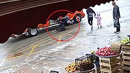 Скачать видео: Kapısı açık minibüsten düşen kadın hastanelik oldu