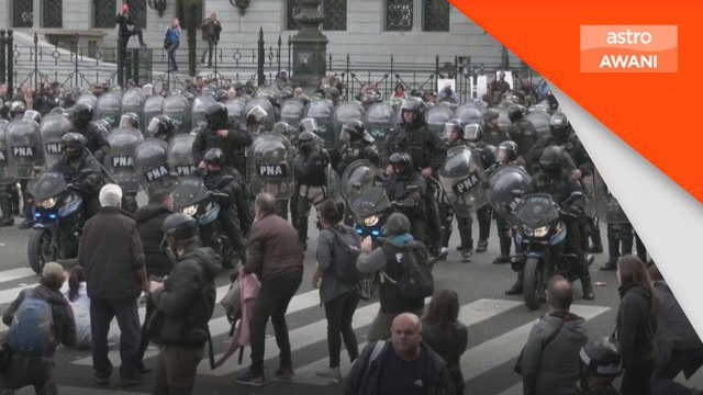 Penunjuk perasaan bertempur dengan polis di Argentina