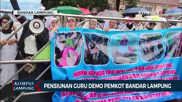 Pensiunan Guru Demo Tuntut Dana Pensiun di Koperasi Betik Gawi