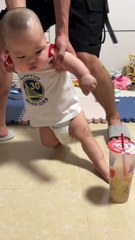 Cute baby - Ketika bayi kecil itu melihat teh susu, dia tidak bisa berjalan, dan bahkan jari-jari kakinya terasa tegang