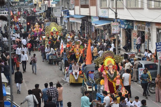 150 से अधिक गणेश की छोटी-बड़ी प्रतिमाओं का विसर्जन, झूम उठा शहर