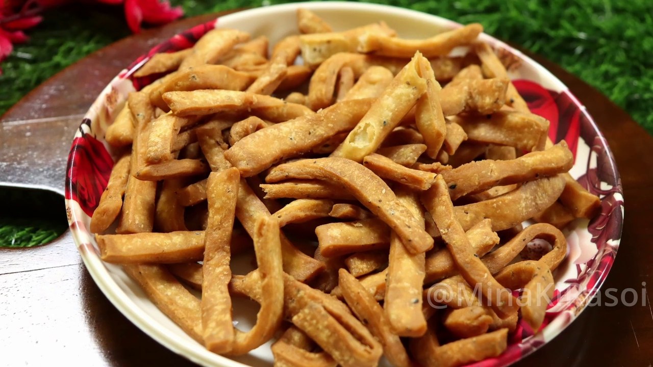 शाम के नाश्ते के लिए बनाएं कुरकुरे नमक पारे | Kurkure Namak Pare Recipe | Easy Snack Idea