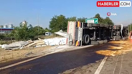 Otoyolda çimento yüklü tır devrildi