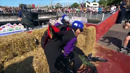 مسابقه با دوچرخه‌های عجیب و غریب در لاهه هلند؛ ویدیویی از به آب افتادن شرکت‌کنندگان