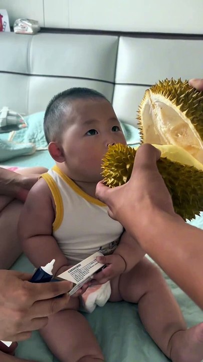 Cute baby - Bayi itu pertama kali makan durian. Dia tidak mengeluarkan suara saat memakannya