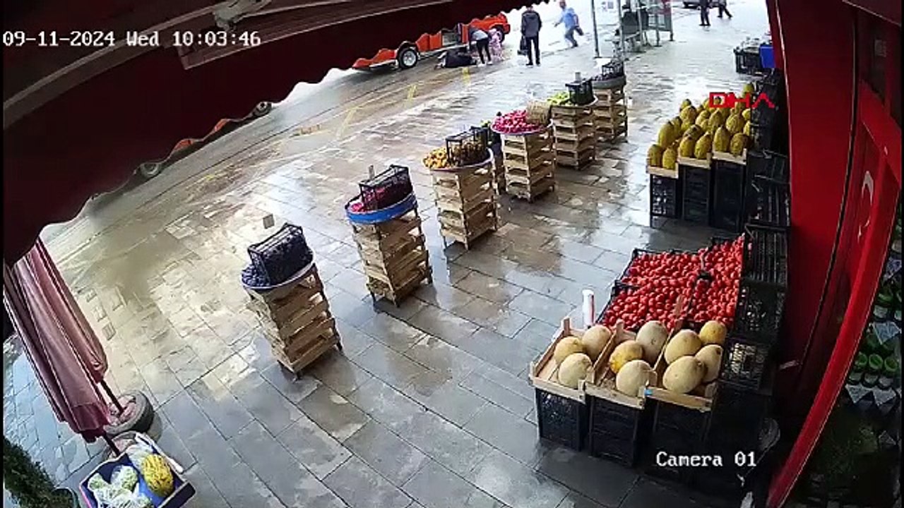 Kadın yolcu seyir minibüsten düştü, şoför yoluna devam etti