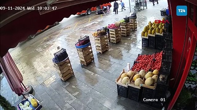 Kapısı açık minibüsten düşen kadın hastanelik oldu