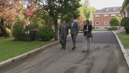 Pedro Sánchez recibe a Edmundo González en La Moncloa
