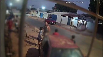 Adolescente é agredido com soco por morador após jogar pedras para pegar mangas