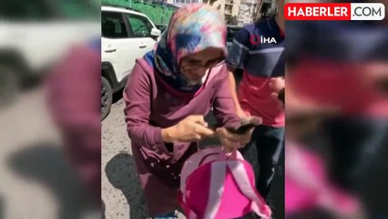 İzmir'de trafik kavgası kamerada: Çocuklarının bulunduğu arabanın camı kırılınca deliye döndü