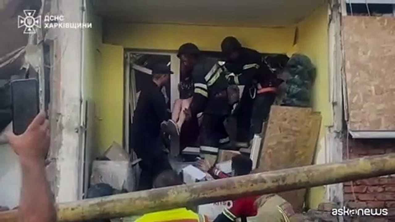 Ucraina, salvata tra le macerie una donna anziana dopo attacco russo