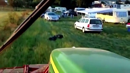 Un agriculteur réveille des gitans avec son tracteur : une scène incroyable !