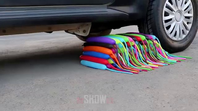 Aplastando Cosas Crujientes con el Coche _ Experimento_ 250 Globos de Agua VS Rueda de Coche