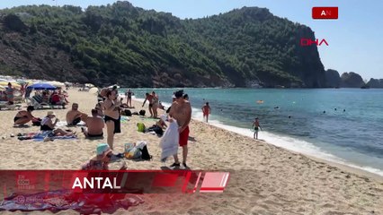 Antalya'da tatilcilerin deniz keyfi
