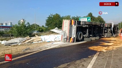 Düzce'de otoyolda çimento yüklü tır devrildi