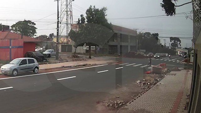 Veja por outro ângulo o acidente entre Corolla e ônibus no Bairro Maria Luiza