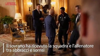 L'abbraccio appassionato della nazionale neozelandese di rugby femminile a Re Carlo III