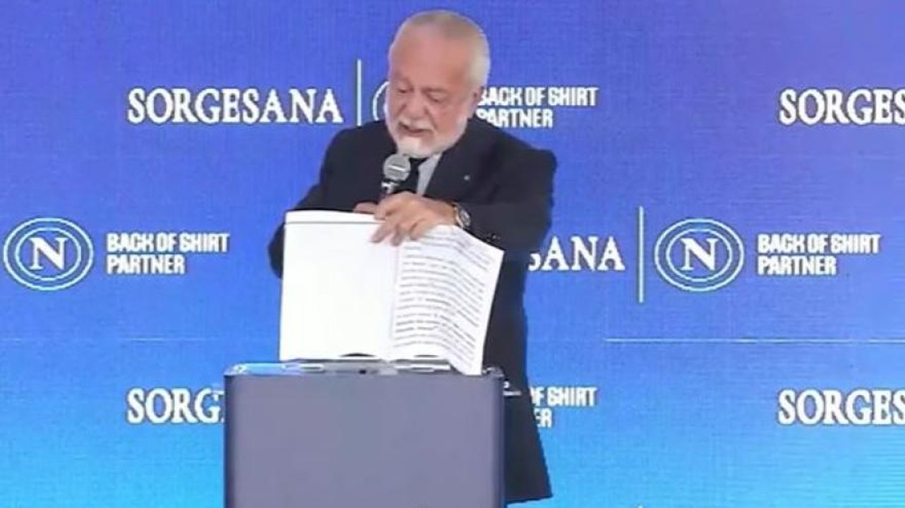 Napoli, De Laurentiis si commuove leggendo la lettera ai tifosi
