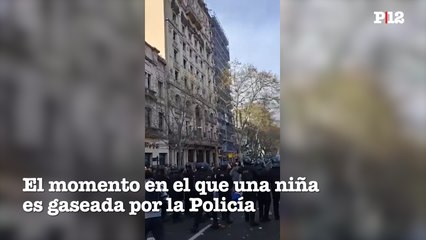 El momento en el que una niña es gaseada por la Policía