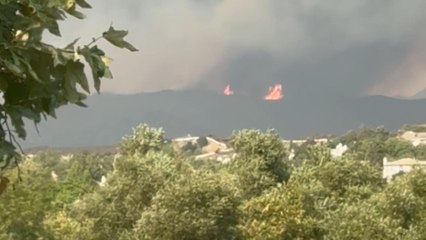 Robinson Ranch: Destructive Airport Fire engulfs mountain area and creates massive smoke column