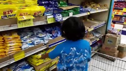 Naik Kereta Dorong Di Swalayan Beli Pempres, Balita Ikut Belanja - Video Anak