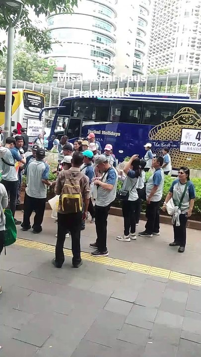 Antusias jemaah menunggu kedatangan paus fransiskus