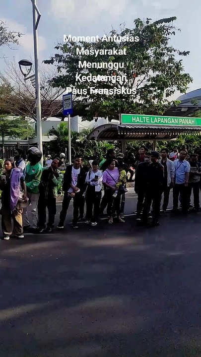 Antusias masyarakat menunggu kedatangan paus fransiskus