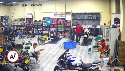 Video: ¡Se clavó un destornillador! Mecánico sufrió una lesión al reparar una motocicleta