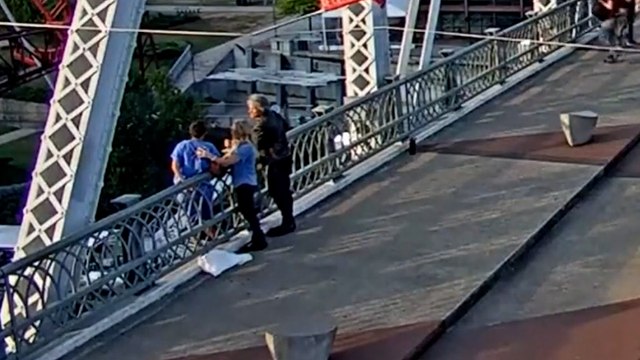 États-Unis : le chanteur Jon Bon Jovi sauve une femme sur le point de sauter d’un pont